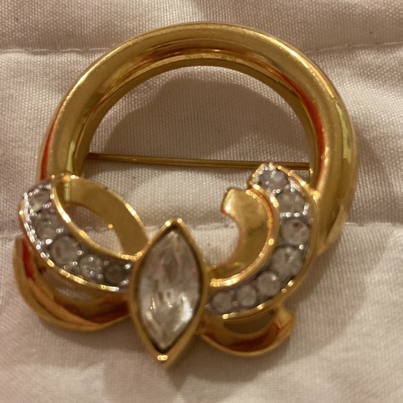 Monet heavy gold tone rhinestone pin. Excellent. All original stones. - Picture 6 of 6